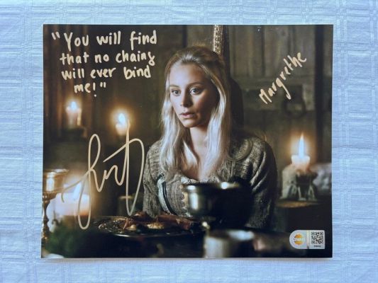 Lucy Martin - hand signed 20x25 Photo | Bild | Autogramm | SWAU COA | (8“x10“) | Vikings | CN + Quote | | Catawiki