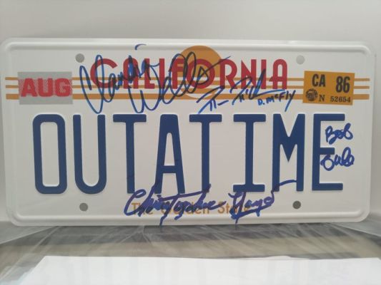 Back to the Future - License plate - Signed by 4 : Christopher Lloyd, Claudia Wells, Marc McClure, Bob Gale - StarCon | Catawiki