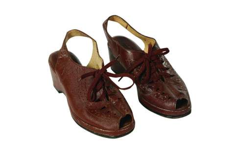 The Hunger Games - Lot 226 - Katniss‘s Mom‘s Reaping Shoes from The Hunger Games