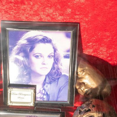 Lot 1073 - Drew Barrymore Life Mask for Scream | misc / divers