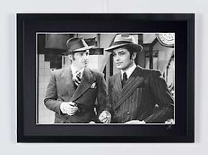 Borsalino 1970 - Jean-Paul Belmondo (François Capella) & Alain Delon (Roch Siffredi) | Borsalino 1970 - Jean-Paul Belmondo (François Capella) & Alain Delon (Roch Siffredi) - Wooden Framed 70X50 cm - Limited Edition Nr 02 of 30 - Serial ID 30332 - Original Certificate (COA), Hologram Logo Editor and QR Code | Catawiki