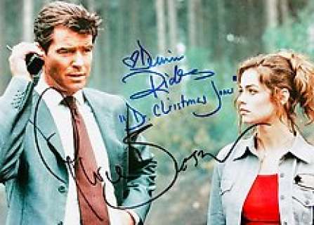 James Bond 007: the World Is Not Enough | James Bond 007: The World is Not Enough - Double signed by Pierce Brosnan (007) and Denise Richards (Christmas) with COA | Catawiki
