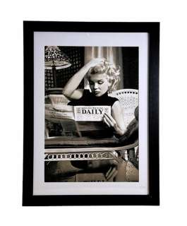 Marilyn Monroe Reading Newspaper Black And White Framed Wall Art - Marilyn Monroe | Catawiki