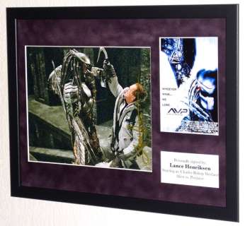 Alien vs. Predator - Lance Henriksen (Bishop) Premium Framed, signed, COA & Photo signing session | Catawiki