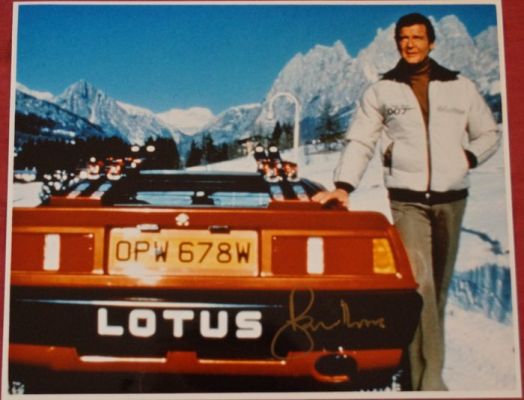 James Bond 007: The Spy Who Loved Me - Roger Moore (+) is James Bond 007 with Lotus - autopgraph, photo, signed with Certified Genuine b´bc | Catawiki