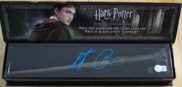 Harry Potter - Daniel Radcliffe Signed Harry Potter Illuminating Wand Autograph Beckett COA | Catawiki
