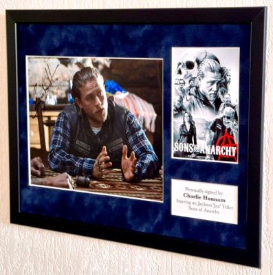 Sons of Anarchy - Charlie Hunnam (Jackson ’Jax’ Teller) Framed, signed + Certificate of Authenticity | Catawiki