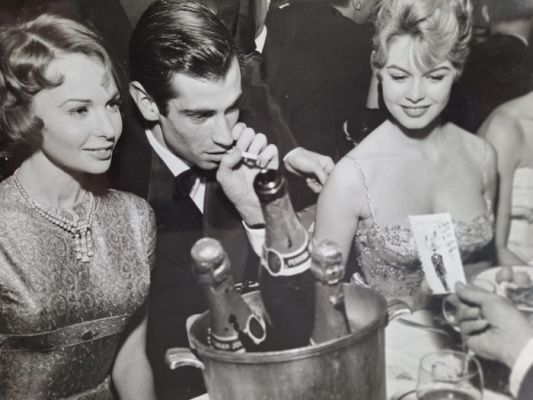 Attrib. Allely - (XL) Brigitte Bardot, Roger Vadim & Françoise Arnoul au Lido de Paris, 1956 | Catawiki