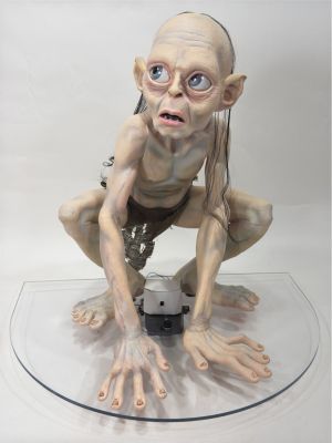 Lot 3272 - Life Size 2002 Lord Of The Rings Gollum / Sm?agol Prop Display | misc / divers