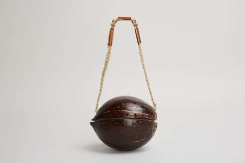 Sarah Jessica Parker |"Sex And The City" Carrie Bradshaw Coconut Shell Purse (With DVD) | Julien’s