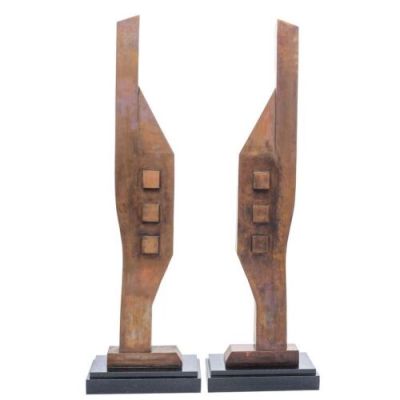 BLADE RUNNER 2049 (2017) - Lot #118 : Luv‘s (Sylvia Hoeks) Pair of Office Sculptures