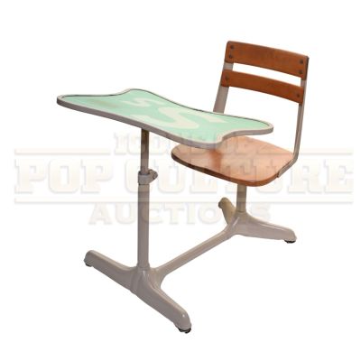 Lot 251 - How the Grinch Stole Christmas – Ss School Desk - H4-5 | Icons of Pop Culture