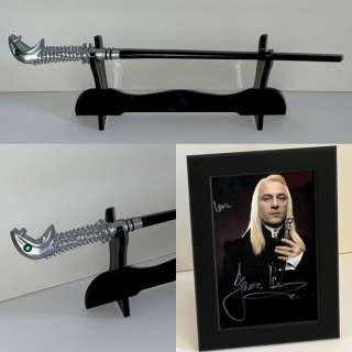 Harry Potter | Harry Potter - Lucius Malfoy Replica Prop Wand with Deluxe Wooden Display + Framed Photo | Catawiki