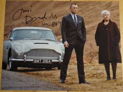 James Bond 007: Skyfall - Judi Dench as "M" with Aston Martin - autopgraph, photo, signed with Certified Genuine b´bc holographic COA | Catawiki