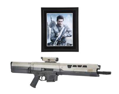 OBLIVION (2013) - Lot 266 - Jack Harper‘s (Tom Cruise) Rifle with Tom Cruise-autographed Photo