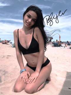 Rachel Zegler - Hand Signed 8x11 photo - Handtekening Snow White